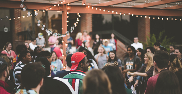 Gente disfrutando en una fiesta/Unsplash