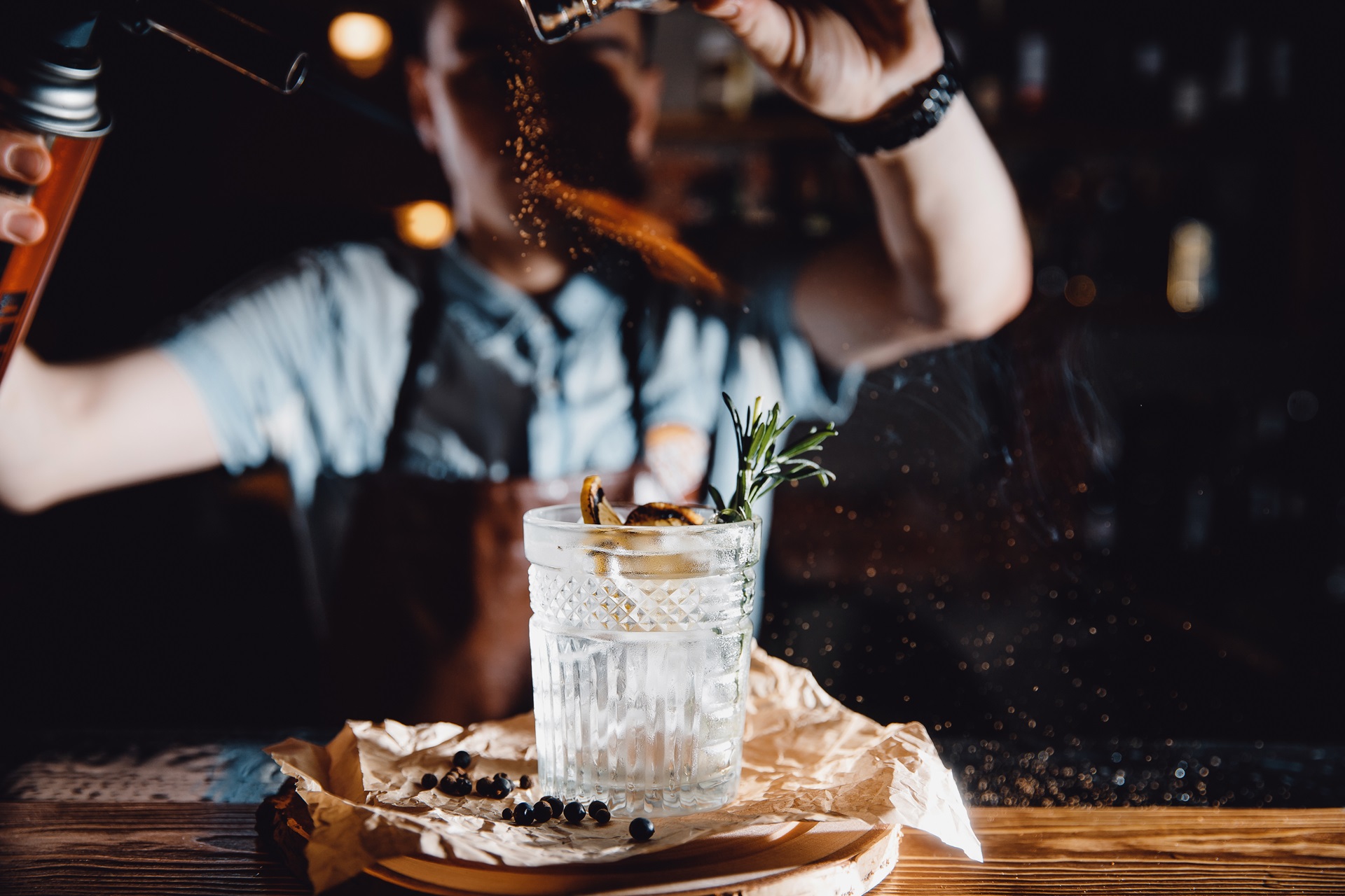 6 coctelerías en Madrid que van mucho más allá de servir bebidas - Saborea Madrid