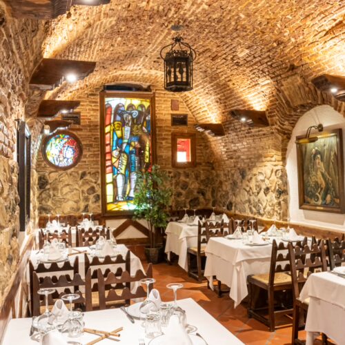 Más allá del aire acondicionado: 6 restaurantes cueva en Madrid