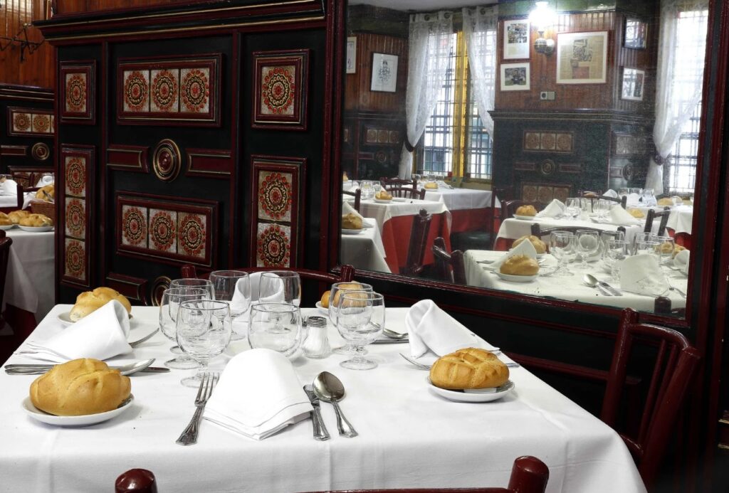 salón de la taberna la bola madrid - guía repsol