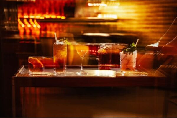 Cócteles to-go: la reinvención de los bares de copas en época de pandemia