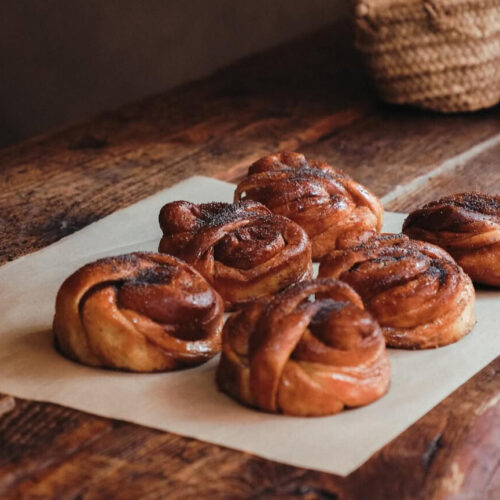 PAN Y PEPINILLOS CAFÉ