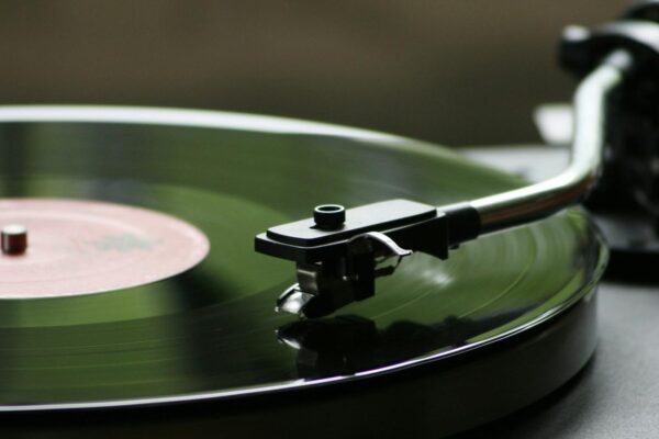 Bares hi-fi en Madrid: templos del buen sonido y la buena gastronomía 