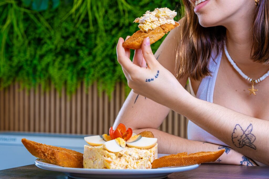 pedir en un bar España comida y bebida - tapas ensaladilla
