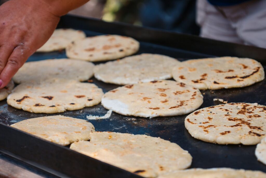 Preparación de arepas plato típico venezolano